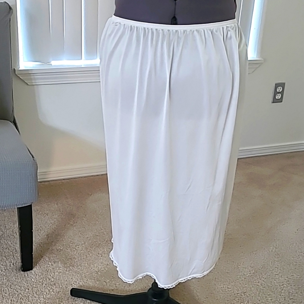 Vassarette Like New half slip with a slid on side